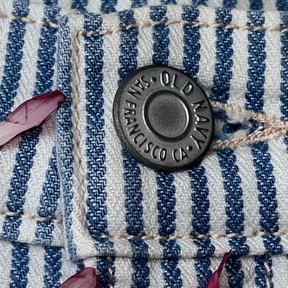 Kids (12) Old Navy Short Blue & White Railroad Striped Shorts - Picture 5 of 11